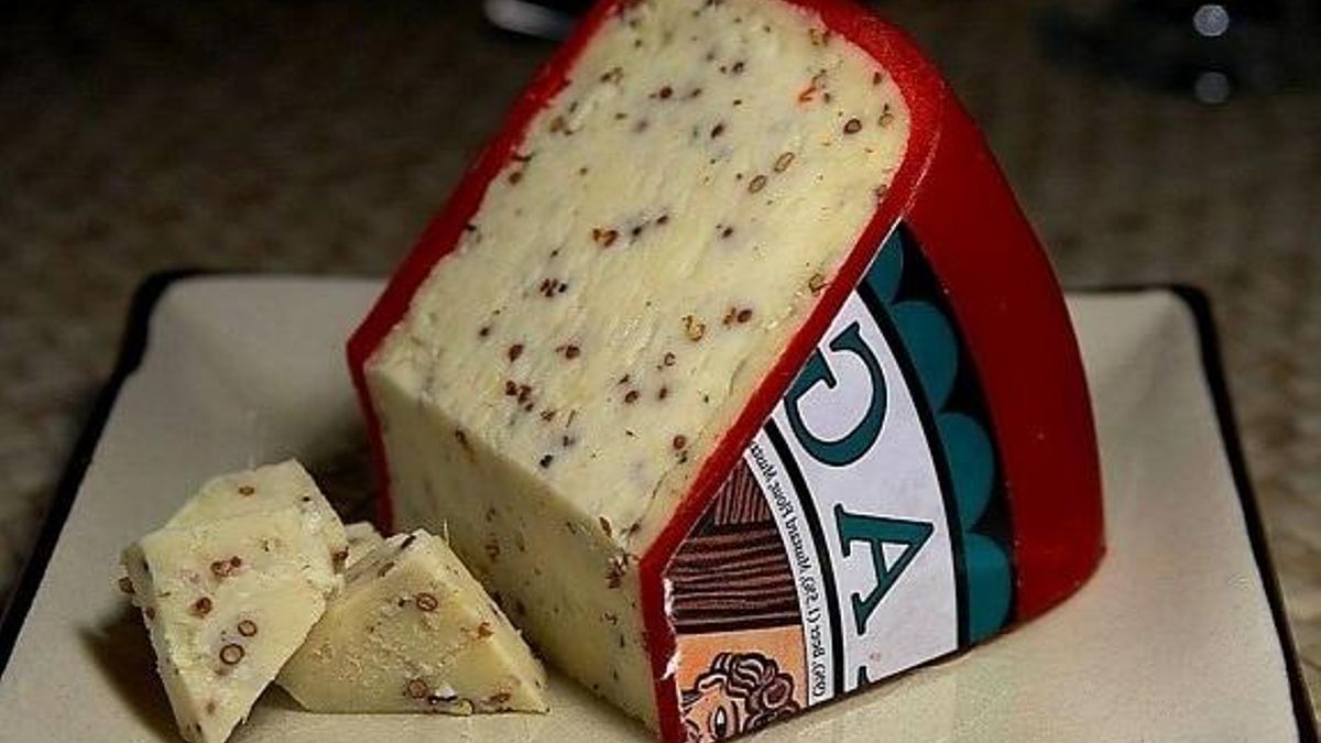 Queso con bordes rojos similar al Królewski
