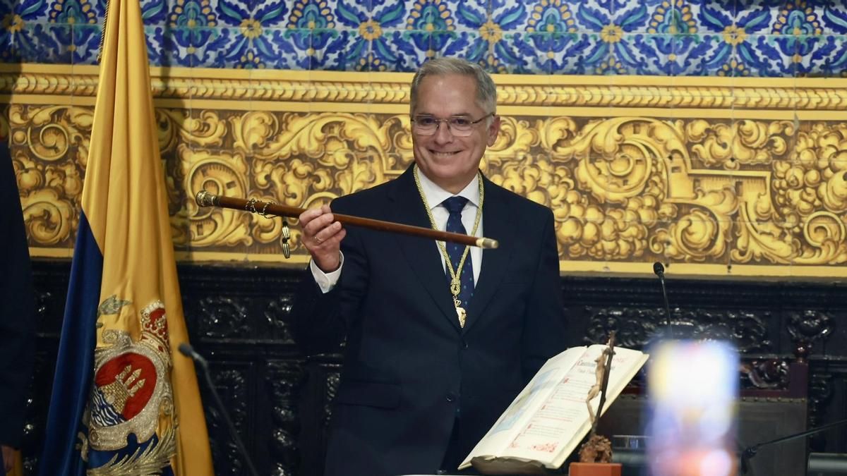 El nuevo alcalde, Jacinto Muñoz, con el bastón de mando.