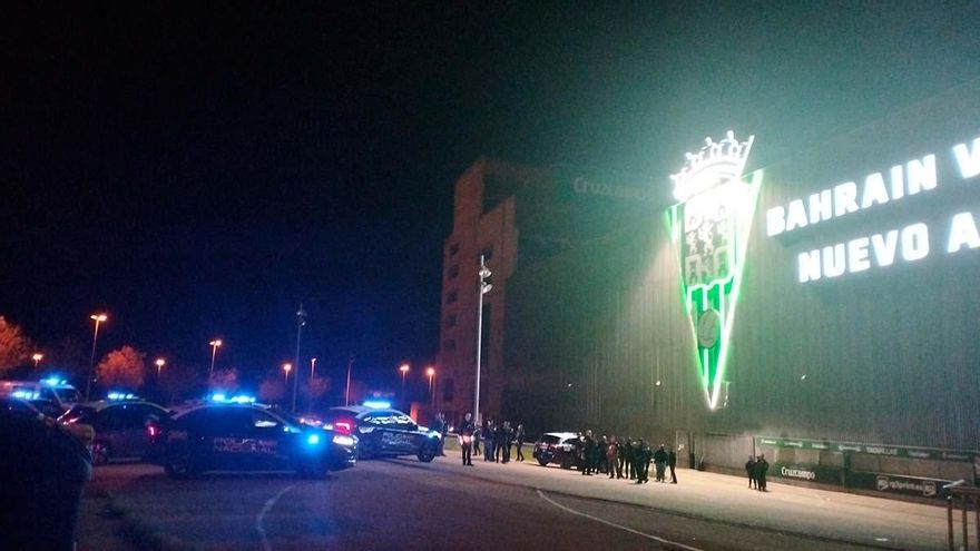Un grupo de aficionados del Córdoba CF protesta a las puertas de El Arcángel por los resultados del equipo