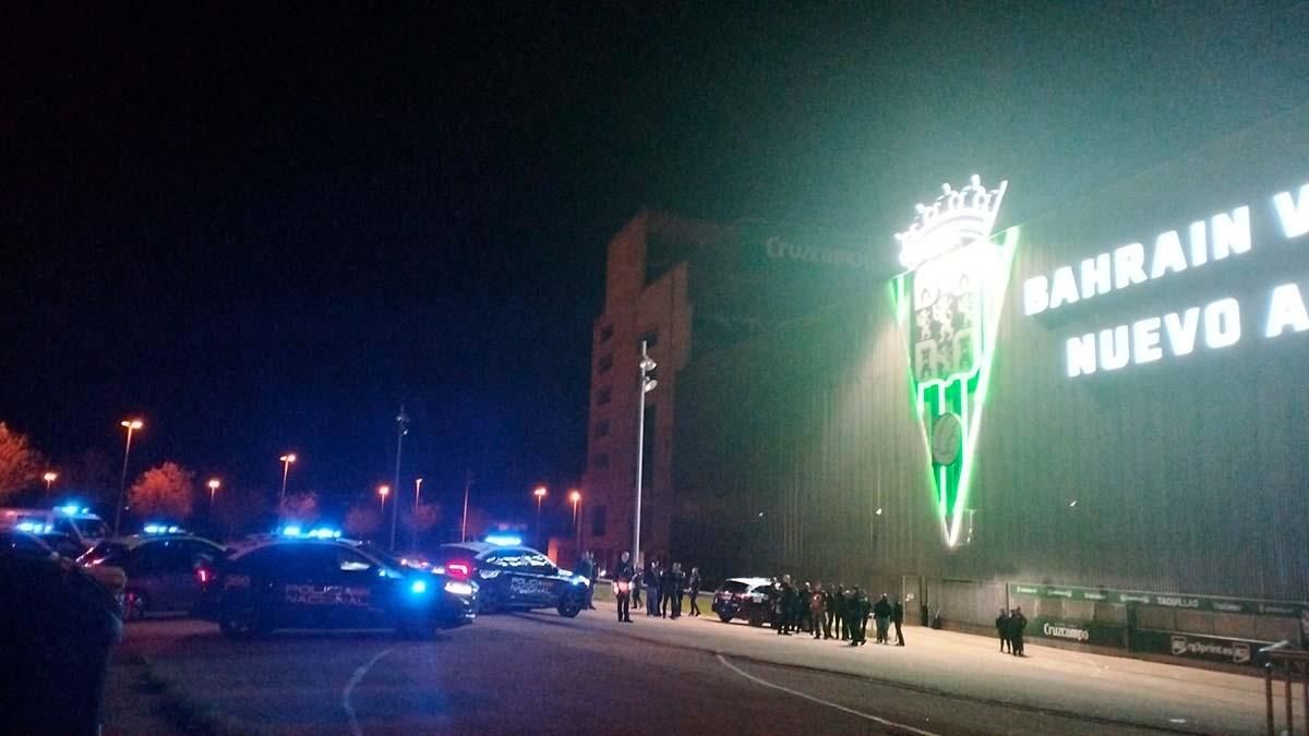 Un grupo de aficionados del Córdoba CF protesta a las puertas de El Arcángel por los resultados del equipo