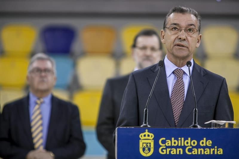 El presidente canario, Paulino Rivero, durante su discurso en la inauguración del Gran Canaria Arena, el único nuevo pabellón construido para acoger este verano la Copa del Mundo de Baloncesto. Detrás presidente del Cabildo de Gran Canaria, José Miguel Bravo de Laguna, y el jefe del Ejecutivo, Mariano Rajoy (i-d). EFE/Ángel Medina G.