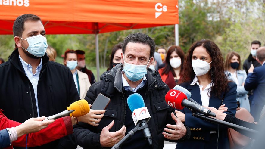El candidato de Ciudadanos (Cs) a la presidencia de la Comunidad, Edmundo Bal, responde a los medios durante una reunión con la Asociación por un Colegio de Educación Especial en Valdemoro (COESVAL).