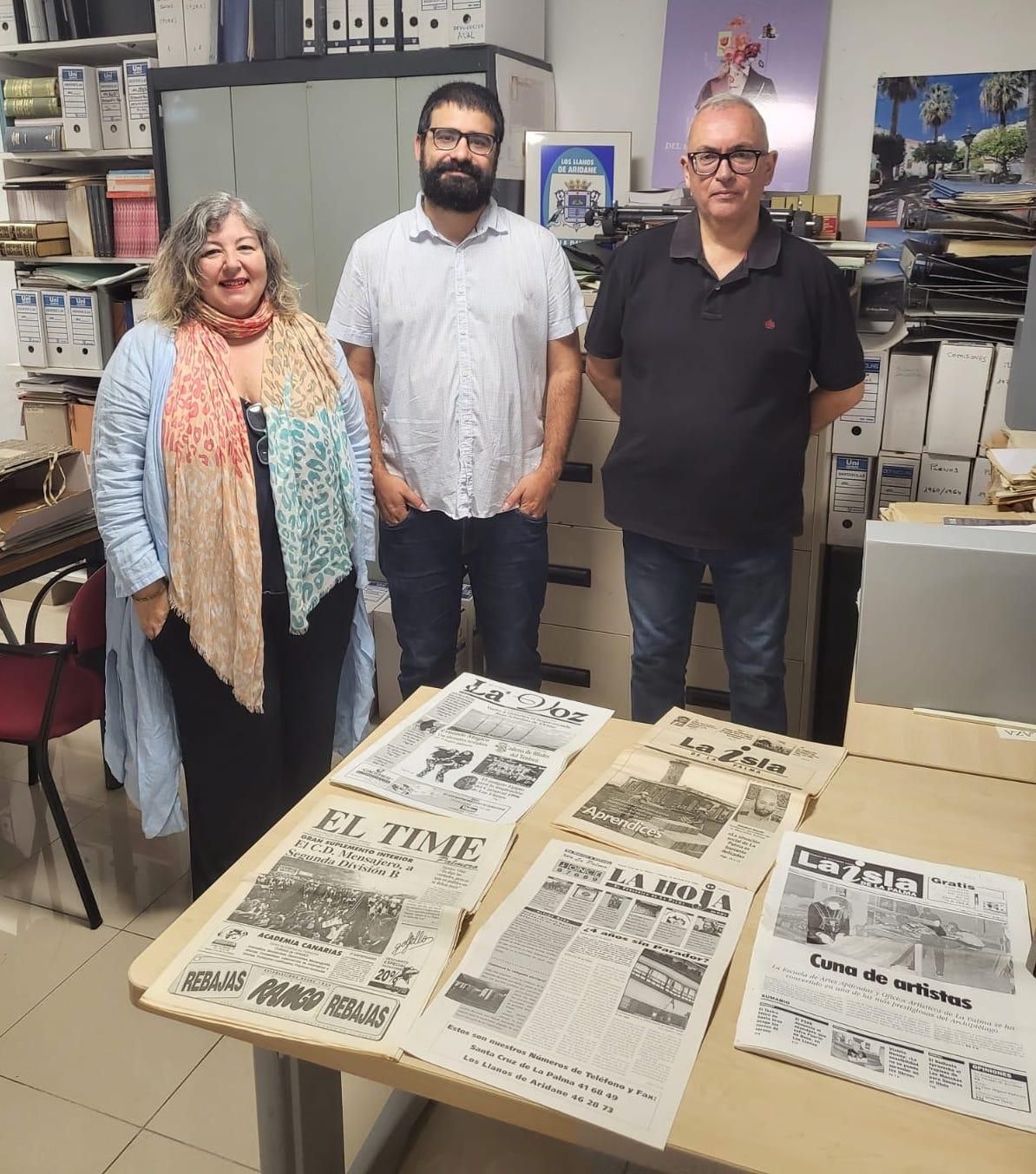 Felipe Ramos (c) en el momento de la entrega de la colección de periódicos.