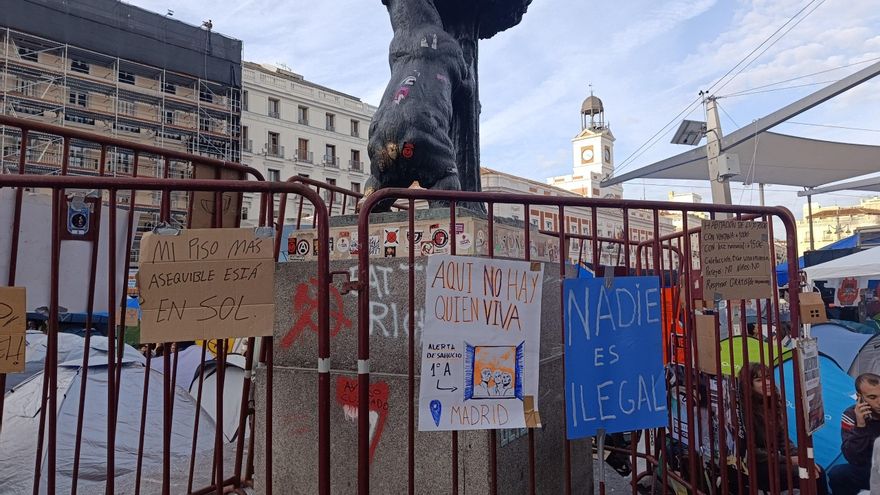 El Oso y el Madroño, en la Puerta del Sol, vallados después de que lo manifestantes le pegaran pegatinas e hicieran pintadas