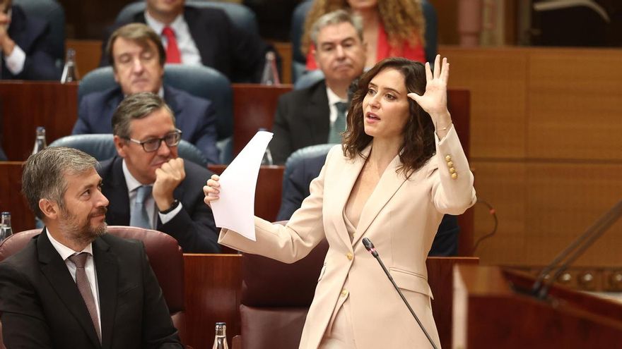 La presidenta de la Comunidad de Madrid, Isabel Díaz Ayuso, gesticula durante una intervención en la Asamblea madrileña.