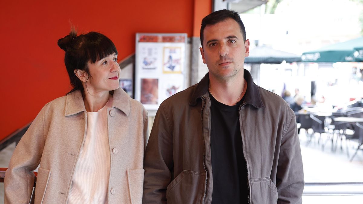 El director David Pérez Sañudo y la actriz Miren Gaztañaga durante la presentación de su última película 'Los Últimos Románticos' este lunes en Madrid