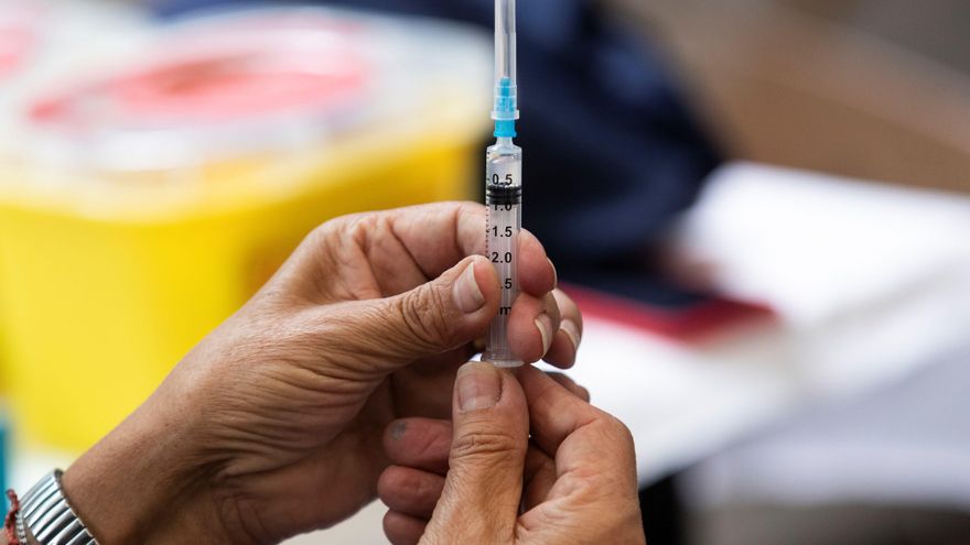 Una enfermera prepara una vacuna del laboratorio chino Sinovac en un centro de Salud en Santiago (Chile). EFE/ Alberto Valdés/Archivo