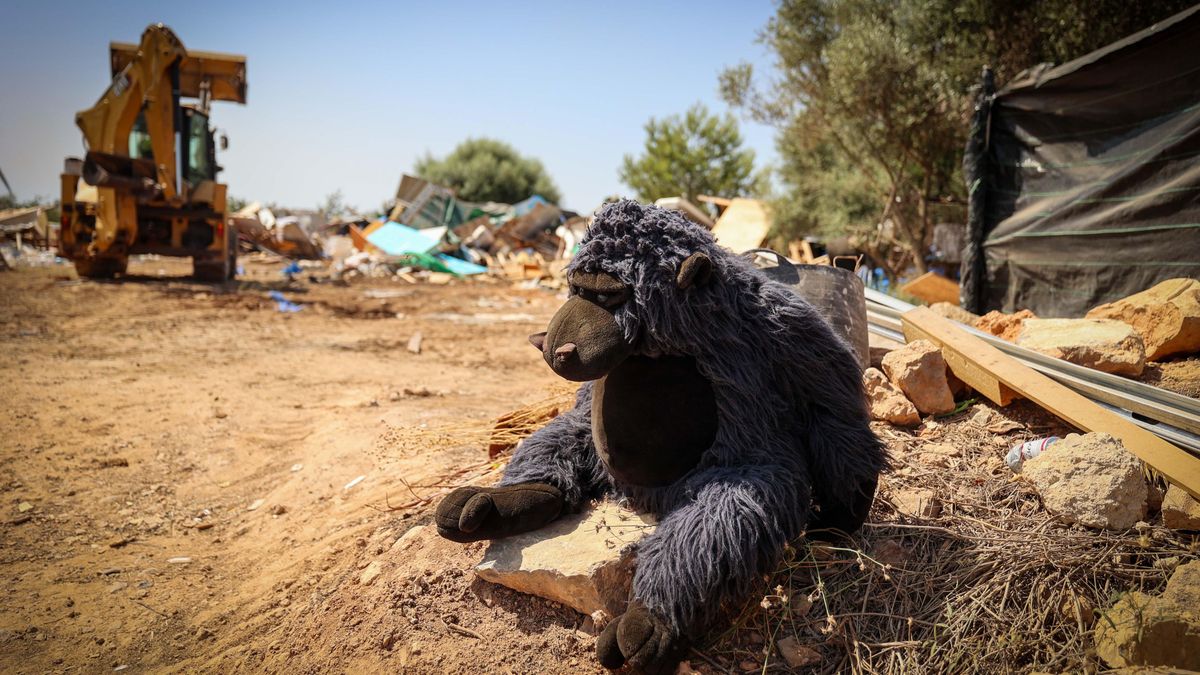 Un peluche de uno de los menores que residía en el poblado y que durante este mes dormirá en Cáritas junto a su madre