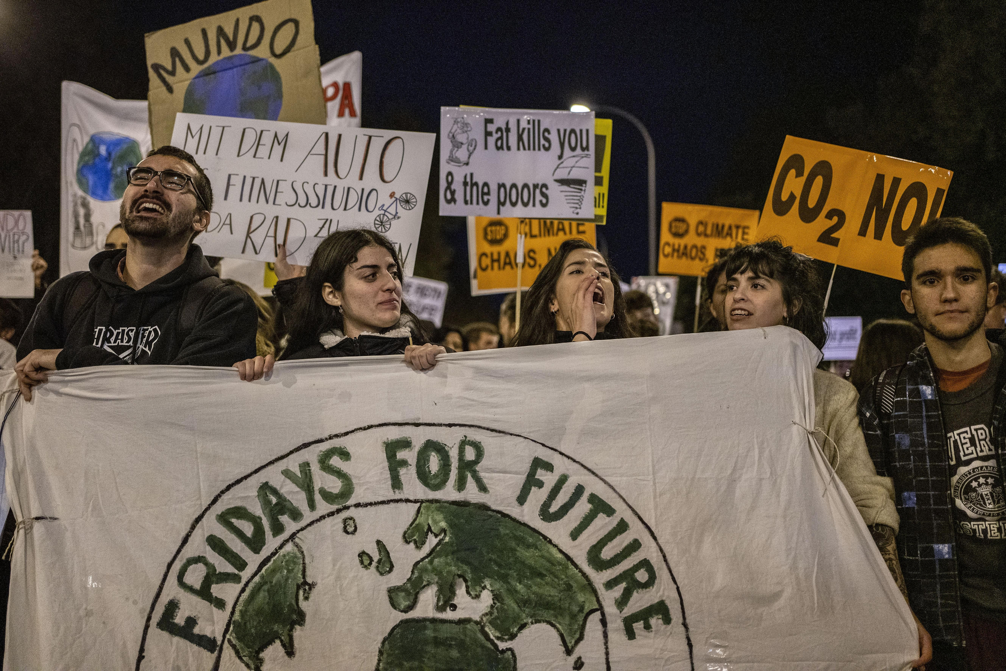 Entre los carteles se mezclaban lemas ya propios de los jóvenes por el clima, como Destruye el patriarcado, no el planeta, con consignas del activismo ecologista más tradicional