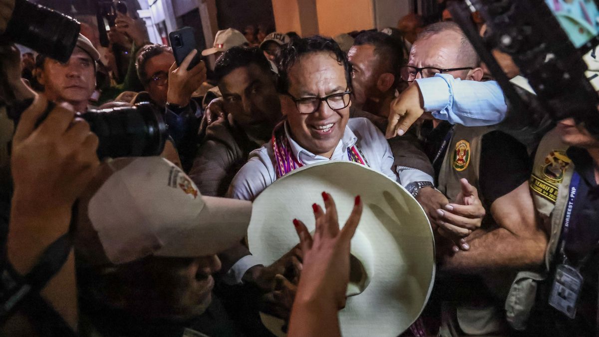 El agónico recuento liderado por el progresista Sánchez ante la derechista Fujimori en Perú presagia semanas de inestabilidad