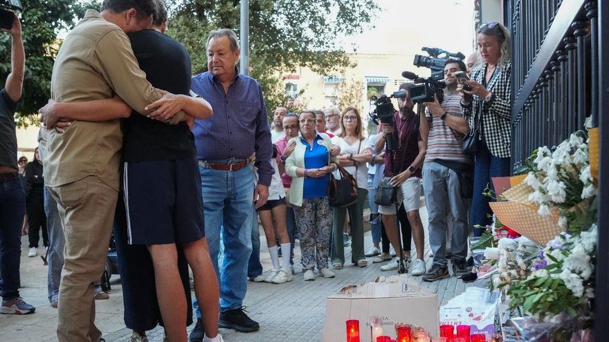 Concentración ante el domicilio de la menor que se suicidó tras sufrir acoso escolar en Sevilla: "No le hicieron caso"