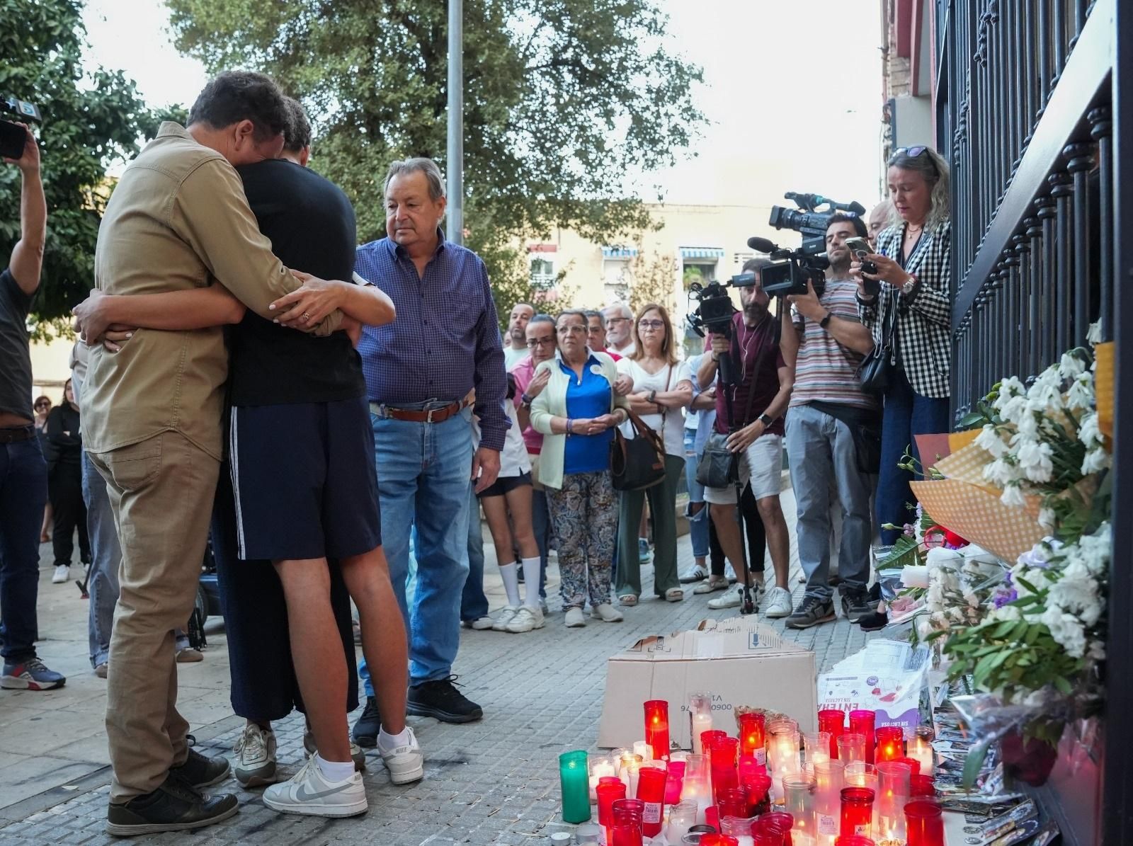 Concentración frente a la vivienda de la menor suicidada tras acoso escolar, a viernes 17 de octubre.