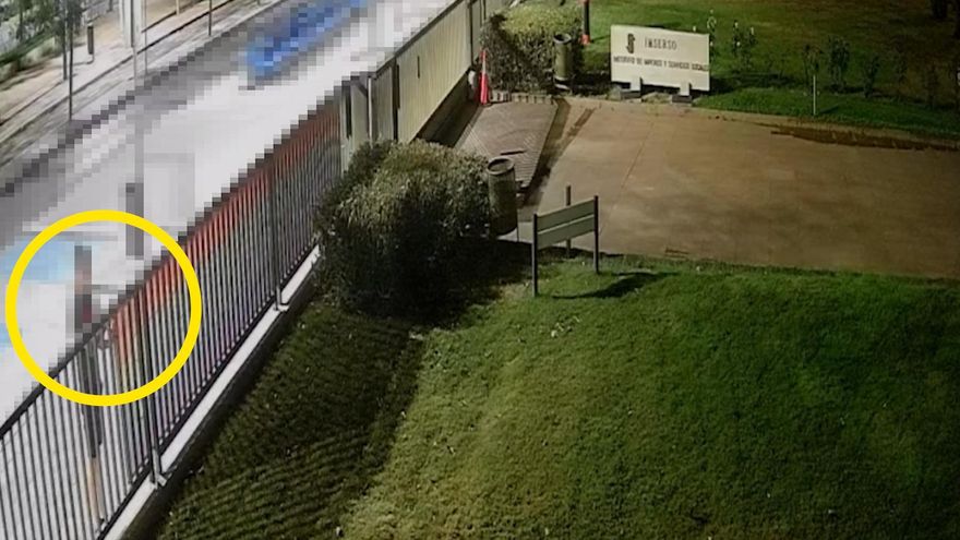 Varias personas atacan dos pancartas en apoyo a los derechos LGTBIQ+ en una sede del Ministerio de Derechos Sociales