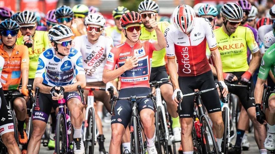 El líder, antes de la salida de una etapa