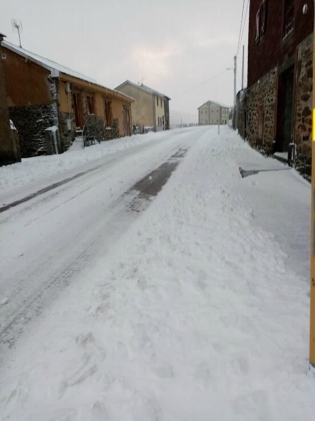 La nieve cubre el paso hacia el puerto de Leitariegos. / Jesús Matias
