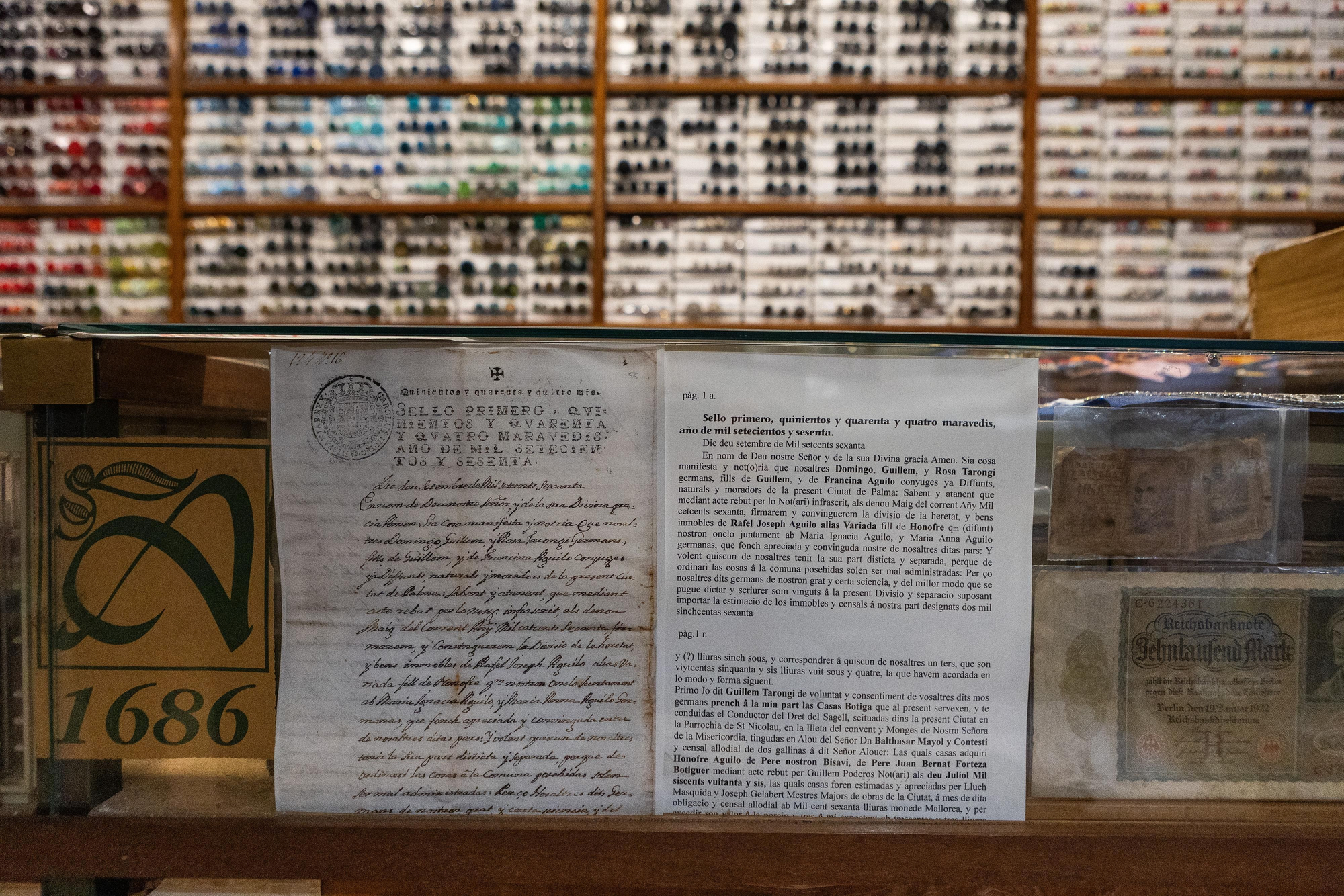 Escritura de aceptación de herencia de la tienda, fechada en 1770 y expuesta en uno de los mostradores