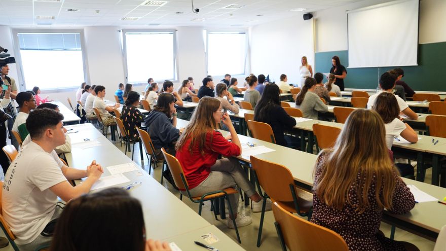 Podemos considera "machista y falaz" que solo haya una mujer entre 40 personajes de Historia de España en la PAU cántabra