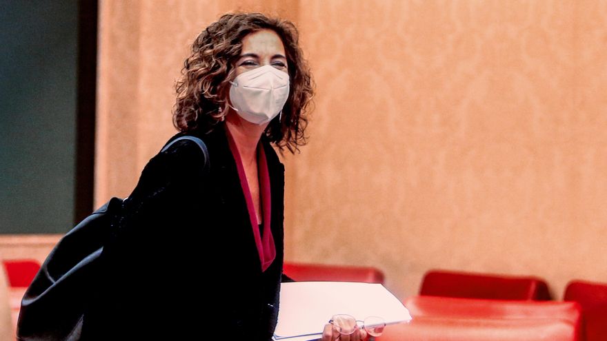 La ministra de Hacienda y Función Pública, María Jesús Montero Cuadrado, a su llegada a la Comisión de Hacienda y Función Pública, en el Congreso de los Diputados, a 18 de noviembre de 2021, en Madrid, (España). Su intervención se produce para explicar cu