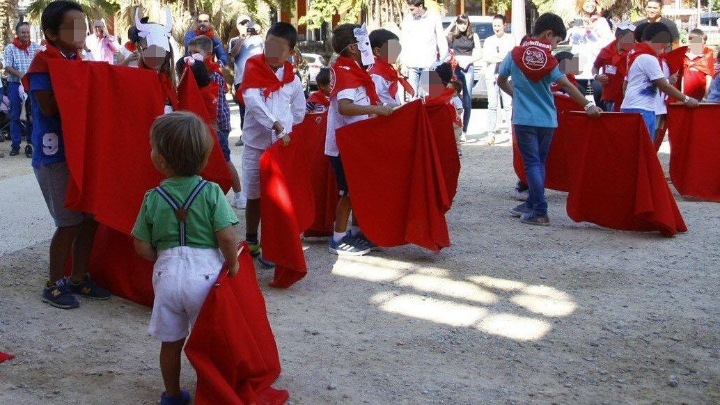 Uno de los momentos de la celebración del encierro infantil del pasado año en Lorca, junto al coso de Sutullena.