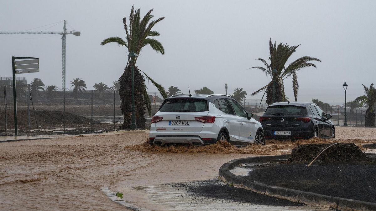 Coches de alquiler, en una zona que comienza a inundarse en Lanzarote este sábado.
