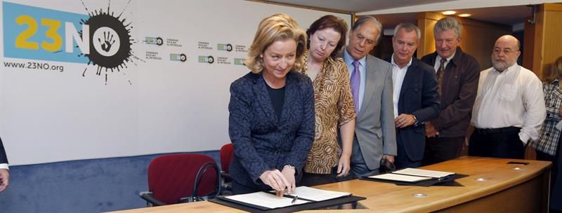 La diputada Ana Oramas, en el acto institucional contra las prospecciones. (EFE / ELVIRA URQUIJO)