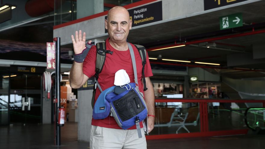 Manolo, maestro jubilado que llegaba este lunes al aeropuerto de La Palma. (ALEJANDRO RAMOS)