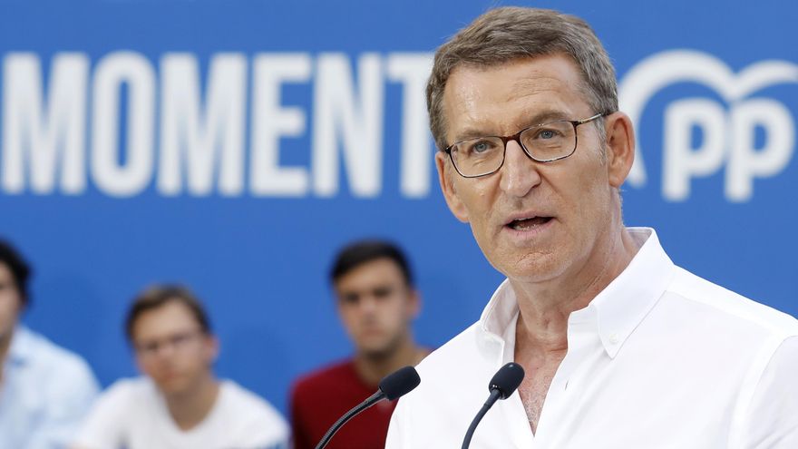 El candidato del PP a la presidencia del Gobierno, Alberto Núñez Feijóo, durante el acto electoral que los populares han celebrado en Barcelona. EFE/ Andreu Dalmau.