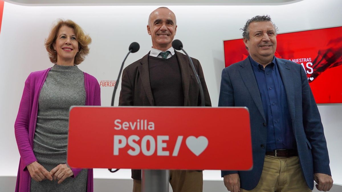 Mar González con el alcalde de Sevilla, Antonio Muñoz, y el secretario general del PSOE de Sevilla, Javier Fernández.