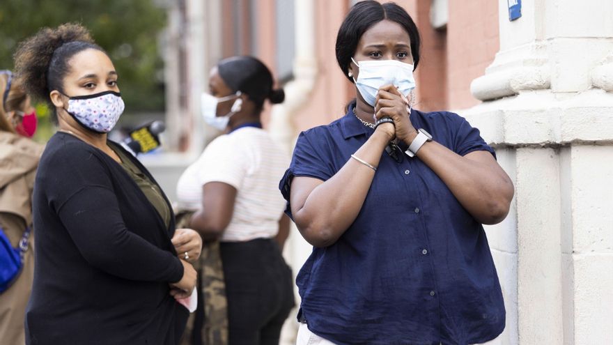 Padres observan a sus hijos en el regreso a clases en Nueva York (EE.UU.), hoy 29 de septiembre de 2020. EFE/EPA/JUSTIN LANE