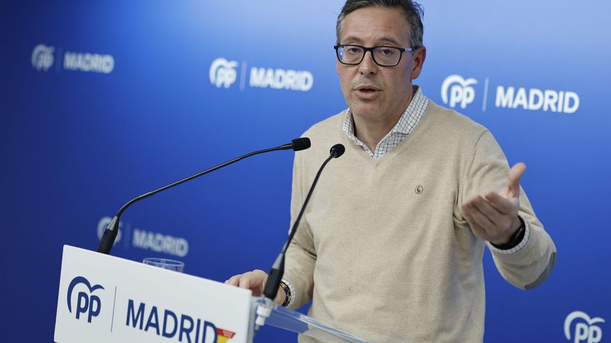 El secretario general del PP de Madrid, Alfonso Serrano, comparece en rueda de prensa este viernes en Madrid. EFE/ Mariscal