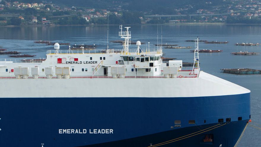 Vista del  "Emeral Leader", el segundo buque carguero con 23 tripulantes a bordo que ha sido confinado en Vigo tras detectarse un brote de covid-19. Hasta la fecha todos los pacientes están asintomáticos y guardan cuarentena en el interior del barco, mientras que el laboratorio de Microbiología del hospital Álvaro Cunqueiro está secuenciando cuatro muestras para determinar la variante del virus. EFE/Salvador Sas