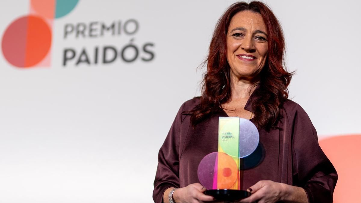 Cristina Monge, en el momento de recibir el premio de la editorial Paidós.