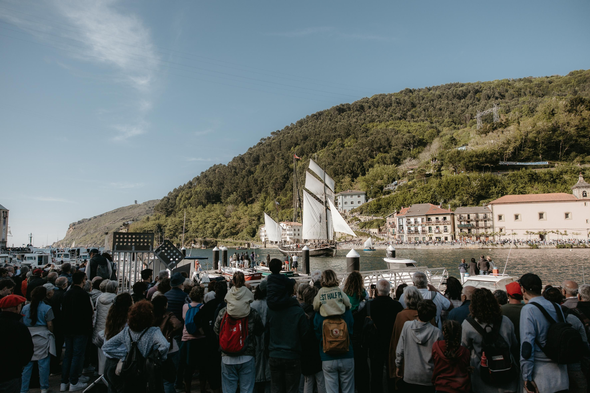 Más de cien embarcaciones despliegan sus velas en el festival marítimo de Pasaia con el 'Aita Mari' a la cabeza
