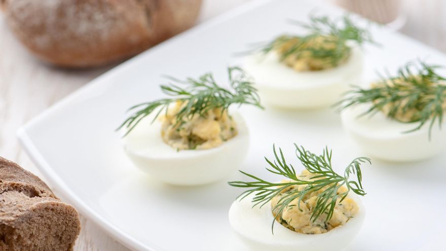 Una vez preparados los huevos, podemos decorar con alguna hierba fresca o yema de huevo rallado, por ejemplo