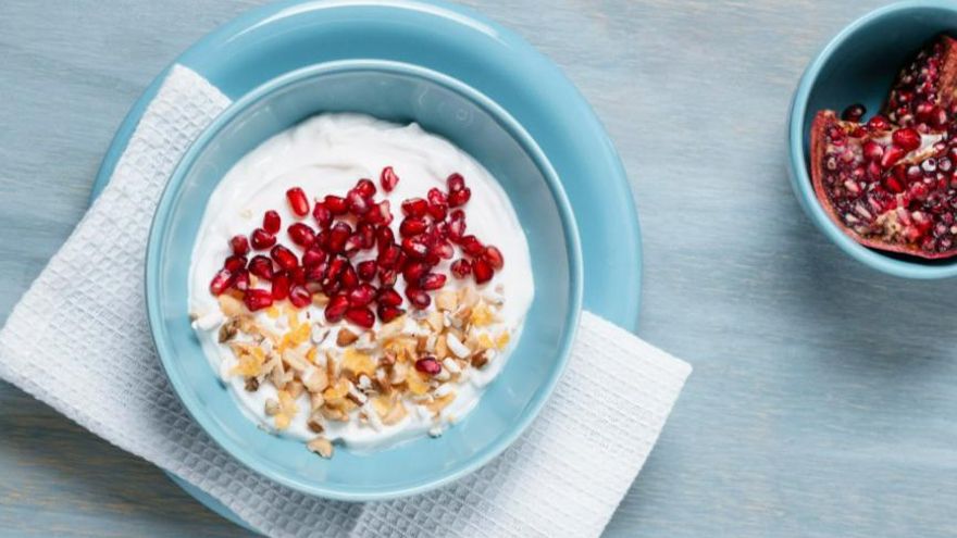 Yogur con granada y avena