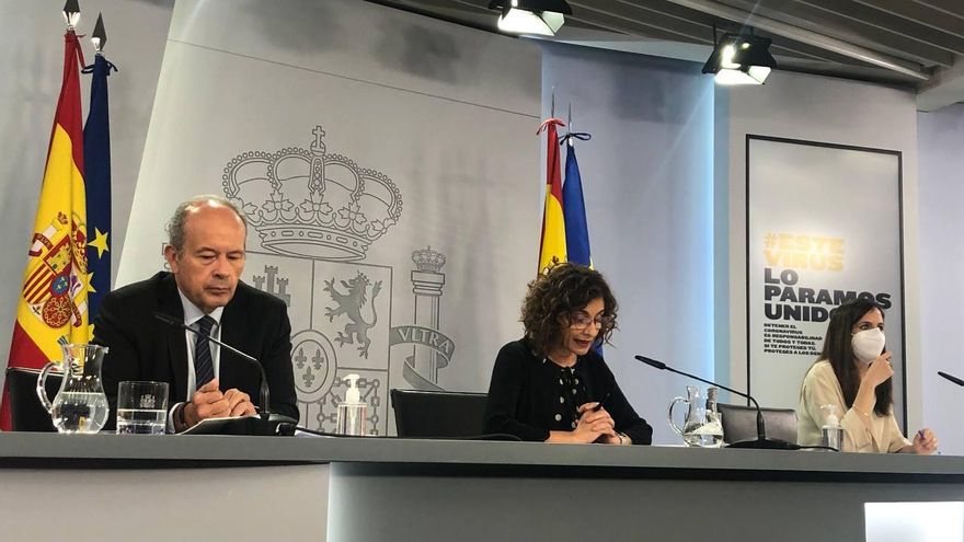 El ministro de Justicia, Juan Carlos Campo; la portavoz, María Jesús Montero; y la ministra de Derechos Sociales y Agenda 2030.