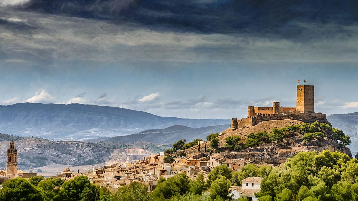 Biar con su magnífico castillo árabe.