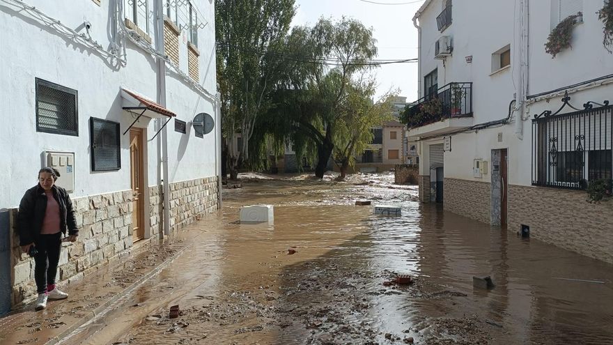El Ayuntamiento de Mira habilita una cisterna con agua y un punto sanitario provisional tras quedar arrasado por la DANA