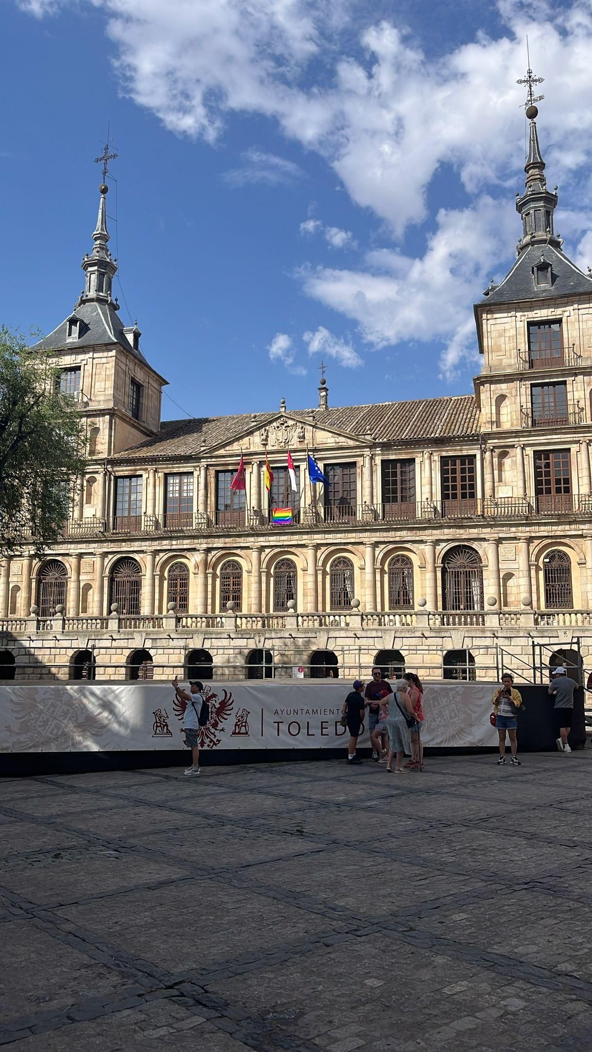 La bandera LGTBI cuelga del balcón del ayuntamiento de Toledo coincidiendo con el Día Internacional del Orgullo 2026, y tras cuatro años de ausencia con un gobierno de PP-Vox
