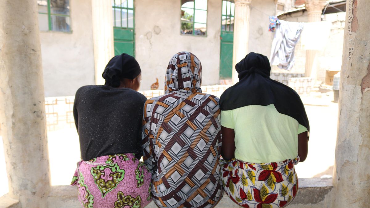 Hawa, Mayabi y Ena esperan en Barra poder embarcarse hacia Canarias. Han migrado solas con sus hijos pequeños desde Guinea Conakry.