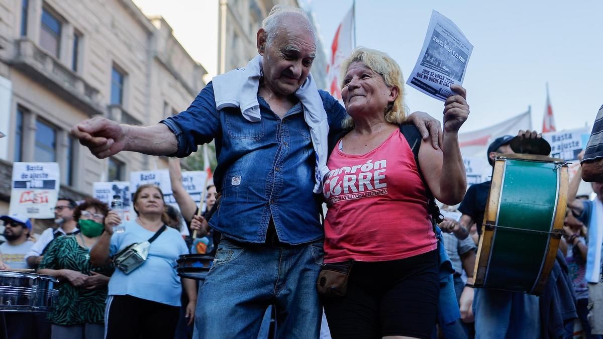 Una postal de la protesta pacífica de los jubilados, que fue excesivamente militarizada por el gobierno de Javier Milei, que estaba preparado para reprimirlos, como todos los miércoles.