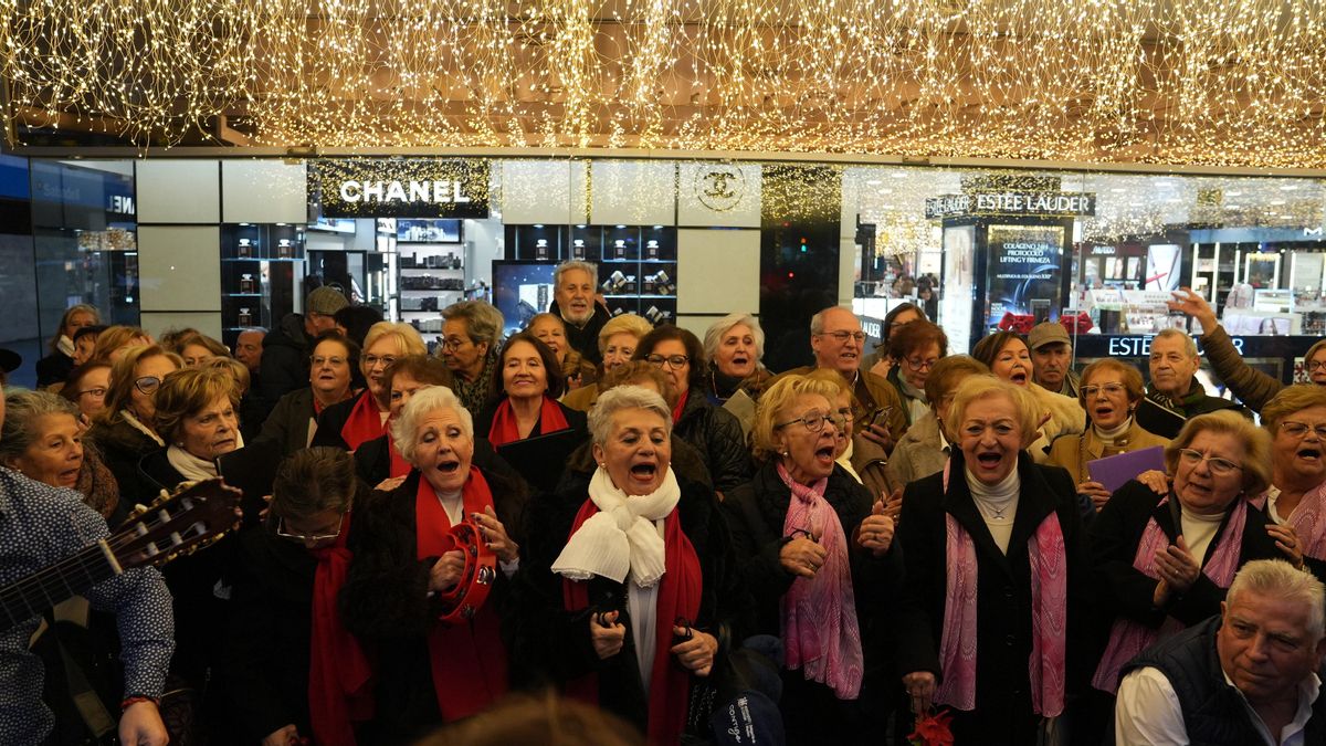 Los mayores participan en un recorrido urbano en autobuses turísticos dentro de la actividad “Coro de Coros”.