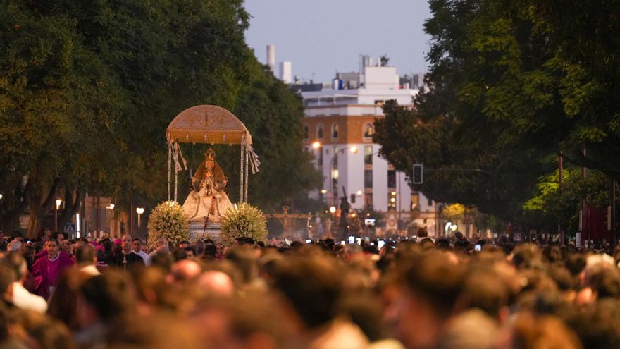 Llegada de la Virgen de los Reyes al altar de la Maestranza durante la Procesión de Clausura del II Congreso Internacional de Hermandades en la Catedral de Sevilla.