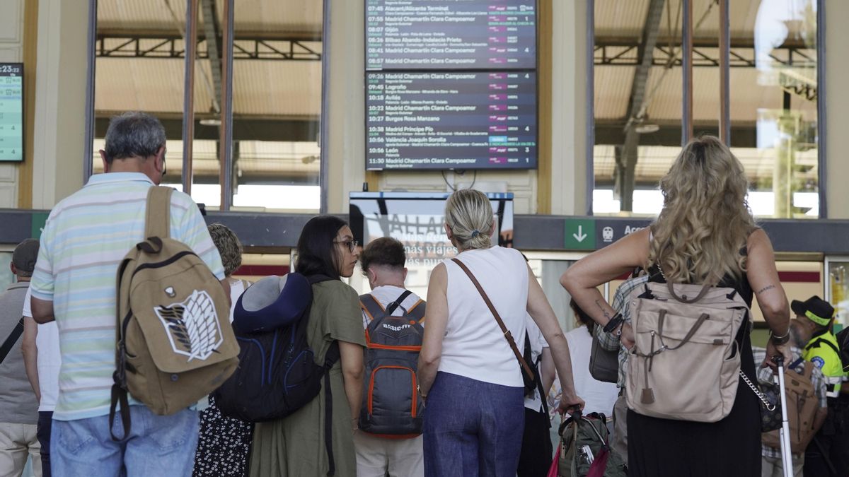 Viajeros en esta estación de Valladolid afectados por la falta de suministro eléctrico a primera hora de este martes que ha provocado retrasos en los trenes de alta velocidad entre Madrid-Segovia-Valladolid, que ya se ha recuperado, aunque sigue sin solucionarse entre la capital vallisoletana y Palencia, lo que afecta a los trenes que enlazan con Asturias, Cantabria e, incluso, Burgos.
