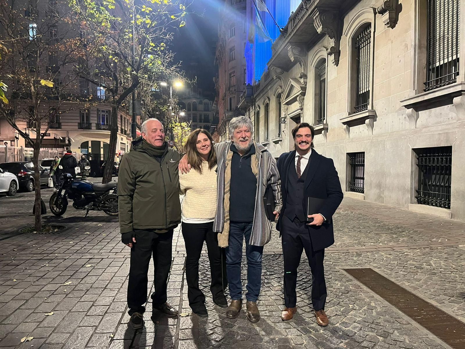 Facundo Gutiérrez Ruiz, Gabriela Schroeder, Esteban Schroeder y Santiago Gutiérrez Silva, en la puerta de la Legislatura, el 21 de mayo de 2026. Los Gutiérrez son hijo y nieto de Héctor Gutiérrez Ruiz y los Schroeder, hija y hermano de Gabriel Schroeder.