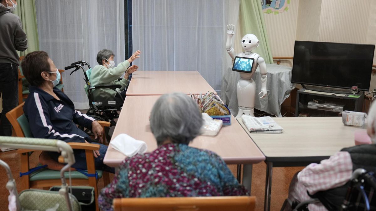 Un grupo de ancianos participa en una terapia junto a un robot en una residencia de Tokio.