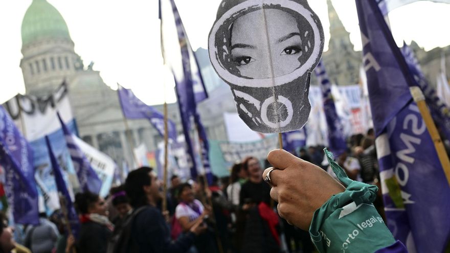 “Si somos muchos no reprimen”: Ni Una Menos, jubilados y un abanico de reclamos frente a un Congreso vallado