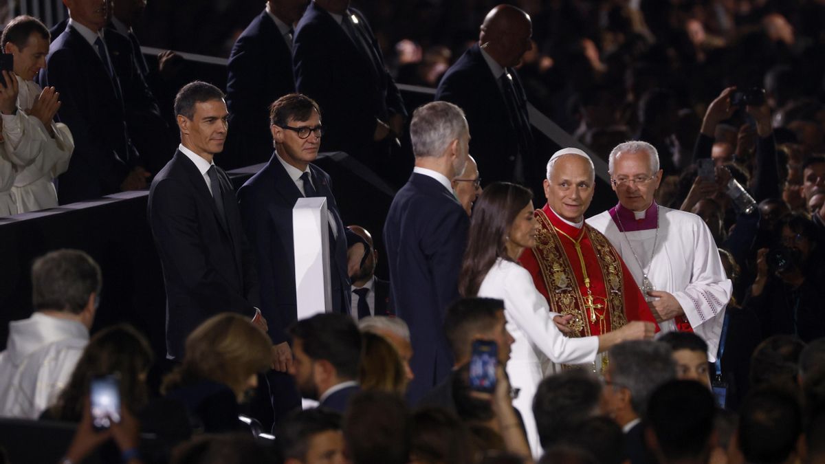 El papa León XIV, acompañado por los reyes, Pedro Sánchez y Savador Illa antes de bendecir la Torre de Jesús al finalizar la misa celebrada en la Sagrada Familia, este miércoles en Barcelona.