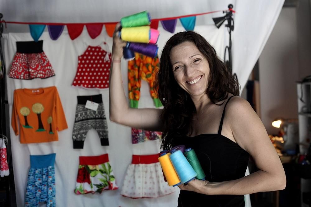 Moda infantil hecha a mano cien por cien. Inma llena de color sus creaciones.