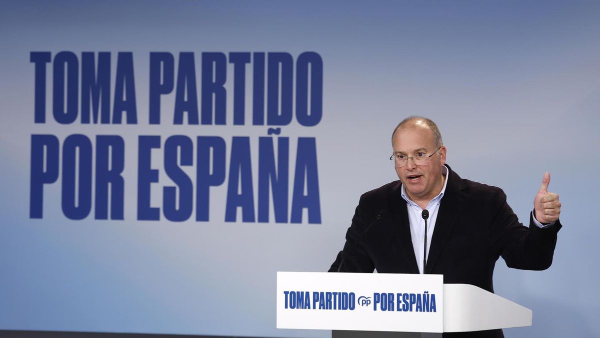 El secretario general del PP, Miguel Tellado, durante la rueda de prensa este lunes.
